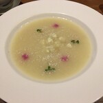 カントニーズ 燕 - 真珠パウダーと燕の巣コラーゲン入りカリフラワーのスープ