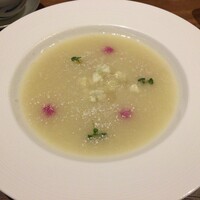 カントニーズ 燕 - 真珠パウダーと燕の巣コラーゲン入りカリフラワーのスープ