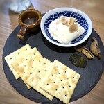 カクウチ FUKUTARO - ◆濃厚クリームチーズ豆腐(300円）・・お豆腐とクリームチーズの味わいもしっかりしますし、ドライ無花果や蜂蜜も添えられていて 美味しい。