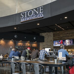 STONE BREWING - ちょっとカウンター席へ寄ります。