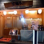 七福人 - お店の外観です。 提灯が沢山ぶら下がっています。 照明も明るく遠くからでも目立っていますよ。 久々に見たって感じの縄のれんもいい感じですよね。 さあ、入店しましょうか。