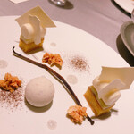 ASAHINA Gastronome - ヴァニーユ、ショコラブランを合わせたガトー