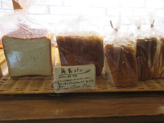 h Panetteria Kawamura - 食パン、店頭にて