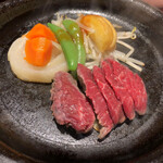 三田屋本店 - ステーキランチの100gコースのお肉です。
            鉄板は冷めやすいので、早めに焼きましょう。