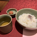 三田屋本店 - ご飯には、しそふりかけがデフォです。
            梅干しは甘めのものでした。