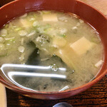 吉ひろ - オムライスに付いてくる味噌汁