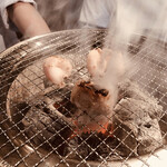 ホルモン 銀牙 - ショウチョウを焼きます