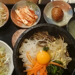 韓国の家 - 石焼ビビンバ定食(税込880円)