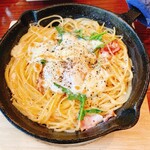 タベルナ ポローネ - ランチの焼きカルボナーラ。テーブルに添えてあったペペロンチーノオイルがとっても美味しかったです❤️