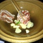 活食・隠れ酒蔵 かけはし - 美酒鍋 ニンニクいれて、肉入れて。