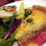 ブラッスリー・グー - 前菜「オニオンのキッシュ　ホタテ貝と白身魚のムース添え」