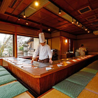 ステーキ割烹花やしき - 掘りごたつ式のカウンター席でゆったりとおくつろぎいただけます