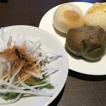 Kamakura Pasuta - 平日限定の「生パスタランチ」のサラダとパン