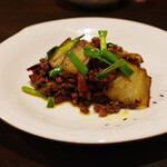 貴州火鍋 - 干納豆炒腊肉(干し納豆、腊肉、葉ニンニクの炒め物)