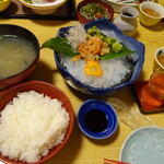 海鮮問屋　博多 - 赤貝刺身と地酒、しじみ汁とご飯。