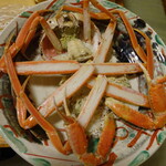 海鮮問屋　博多 - 季節限定の松葉ガニ。下から3番目くらいの価格でこのサイズ、大満足でした。