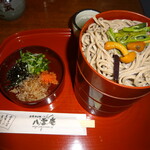 八雲庵 - 4色割子そば。薬味と別に、それぞれの割子にナメコ、とろろ、黄身などが入っていました。