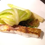カノーヴァ - 本日の鮮魚料理（ヒラスズキ）、イカ墨のソース、付け合わせはホワイトアスパラ、玉ねぎ、芽キャベツ、ヒラスズキは見た目よりもふわふわ、キャベツの食感と適度な甘さも素晴らしいです。