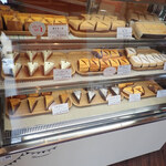 Oichizu - ガラスケースの中にはいろんな種類のチーズケーキがあるミャ