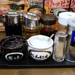 横浜家系ラーメン 力道家 - 卓上調味料