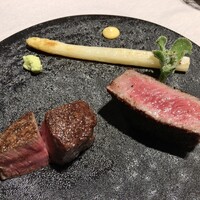 神戸牛炉釜炭焼ステーキ IDEA 銀座 - 紀州備長炭炉釜焼きステーキ（シャトーブリアンとサーロイン）と仏ロワール産ホワイトアスパラガスのソテー 山葵とマスタード