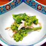Aduma Ya Ryokan - 朝食「菜の花と蒸し鶏の和え物」