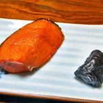 Aduma Ya Ryokan - 朝食「焼き鮭（シソ巻きラッキョウ添え）」