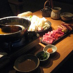 個室和食 梅田燈花 - ずわい蟹と神戸牛の二色鍋コース：3990円