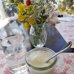 モーニング 菜根本店 - お水とお通し❓味見❓の加糖ヨーグルト