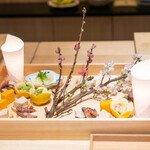 肉屋 田中 - 北寄貝と帆立のぬた和え 神戸牛の八幡巻き たらの芽の天ぷら 佐賀の煮蛸 あん肝 卵焼き