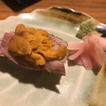 土佐料理 海 - 和牛寿司ウニ乗せ（1貫）¥480