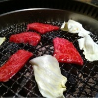 吟味屋 天満店 - 炭火焼のコンロでロースを頂き！