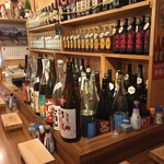 壱 - お酒いっぱいのカウンター