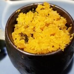 馳走 啐啄一十  - (01)内子載せ土佐酢ジュレ
      土佐酢ジュレの上に渡り蟹の内子を載せてあります。
      削り柚子皮の爽やかな香りと共に頂きます。