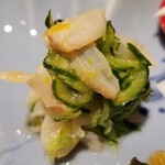 馳走 啐啄一十  - (02)本ミル貝(岡山県産)、胡瓜&金魚草
      旬となる春、軟らかくもコキュコキュした食感としっとりした旨みが際立ちますね。
      丁寧に手当てしてあるので貝独特の香りは全く気になりません。