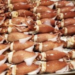 馳走 啐啄一十  - (04)蛍烏賊(富山県富山湾滑川沖産、雌)
      日本近海での産卵期は通年、旬は春
      雄は交接直後に死に、雌のみが産卵場所の滑川沖に集まります
      豊漁なのに新型コロナ騒動の影響で極上の蛍烏賊が入荷するそう