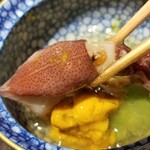 馳走 啐啄一十  - (04)蛍烏賊(富山県富山湾滑川沖産、雌)
      蛍烏賊は産卵直前の雌だけを薄味で茹でてあるので、驚くほどの軟らかさと優しい甘みが拡がります。
      サイズも大きく人生最高の蛍烏賊でした。