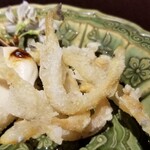 馳走 啐啄一十  - (06)白魚(シラウオ)(島根県宍道湖産)の素揚げ
      表面は軽く身はしっとり、そして小さなボディから旨みが拡がる。
      絶妙な揚げ加減が素晴らしい！
      添えられた生唐墨を付けると更に美味しい！