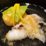 馳走 啐啄一十  - (08)炭火焼き真鯛(愛媛県来島海峡産、4kg雄、3日寝かせ)、車海老(山口県産)の真薯、生くちこ掛け、利尻昆布&鮪節の出汁のお椀
      真薯を割ると車海老の薫りが湯気と共に立ち登り旨みと甘みを楽しめます♪