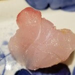 馳走 啐啄一十  - (11)炙り白甘鯛(静岡県駿河湾産・サスエ前田魚店、6日寝かせ)
      産卵期は夏～秋、旬は冬～春
      軽く炙って微かな芳ばしさを纏い、上品な脂の旨みと甘さが寝かせにより増しています
      モチモチ感が素晴らしい