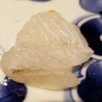 馳走 啐啄一十  - (13)鮃(広島県江田島産、5日寝かせ)
      産卵期は春～初夏、旬は秋～晩冬
      産卵期となり脂のりは落ち着きましたね
      それでも広島県の瀬戸内海とすれば上質な鮃かと思います