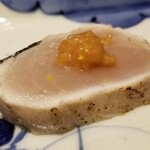 馳走 啐啄一十  - (14)鰆(10kg、静岡県駿河湾産・サスエ前田魚店、10日熟成)、あけがらし
      産卵期は春～初夏、旬は秋～冬。
      もう旬の終わりですが、魚体が良いので
      脂のりが良く、熟成によりより旨み&甘みが深い。