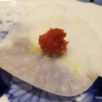 馳走 啐啄一十  - (15)氷〆スライス大根(山口県産)、梅肉、削り柚子皮
      氷水で〆ただけなのにほんのりと甘さがあり、梅肉のアクセントと柚子皮の香りでサッパリします。