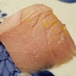 馳走 啐啄一十  - (16)ヨコワ(本鮪の幼魚)(京都府舞鶴産、4日寝かせ)
      日本近海の本鮪の産卵期は春～夏、旬は初秋～冬
      ヨコワの中トロは軽やかで爽やかな脂のり、春先独特の大人しい旨みと甘みが印象的