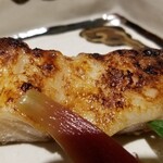 馳走 啐啄一十  - (18)炭火焼き白甘鯛(長崎県平戸産、5日寝かせ)
      炭火で焼かれて、皮目から芳ばしさが薫り、上品な脂が活性化して甘さが増しています。
      軽く塗られた生くちこの旨み&ほろ苦さがアクセントになっています