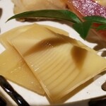 馳走 啐啄一十  - (19)煮朝掘り筍(鹿児島県阿久根産)
      薄切りにされた筍は香り豊かで、醤油ベースの超薄味で味付けされ美味しい♪
      焼きものや椀ものとも違う春の旬の楽しみ方ですね。