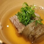 馳走 啐啄一十  - (20)和田牛蒡(北海道十勝産)、榊山牛(広島県熊野産)の肩こぶ煮、真昆布&いりこ、鰹節、鯖節、あご節の出汁のお椀
      フルーツ牛蒡と呼ばれ糖度が17~19あり、土の香りと甘みが同居する不思議な味わい♪