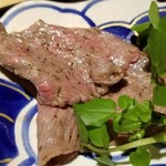 馳走 啐啄一十  - (21)炭火焼き薄切り榊山牛(広島県熊野産)のサーロイン
      榊山牛は32ヶ月以上の長期生体熟成させたブランド黒毛和牛
      備長炭でさっと焼き上げられたサーロインは旨みと肉汁が暴力的だけと後味はスッキリ♪