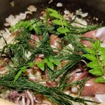 馳走 啐啄一十  - (22)蛍烏賊(富山県富山湾滑川沖産、雌)&炭火焼き赤鯥(山形県庄内産)の炊き込みご飯、あおさ(高知県四万十川産)&山椒の若芽載せ
      緑が眩しく春らしいさを演出しています。
      食欲がそそられます♪