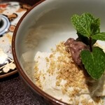 馳走 啐啄一十  - (24)胡麻プリンの小豆餡のせ
      モチモチぶるぶるな食感と控えめな甘さ。
      滑らかな口溶け。
      こし餡も溶ける様な円やかさ。
      白胡麻の香りが宴の終演を彩ります。